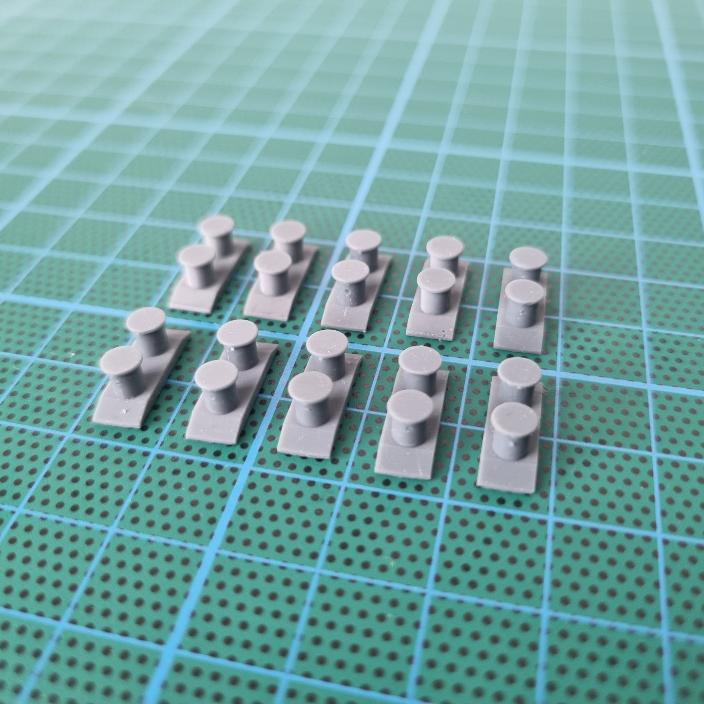 Bollards 1:96 Pack of 10